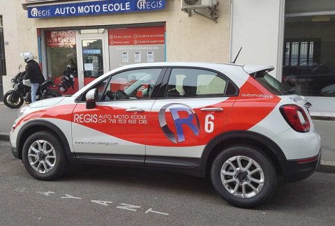 Auto-école qui propose des heures de conduite pour passer le permis de conduire pendant la période de couvre-feu à Lyon